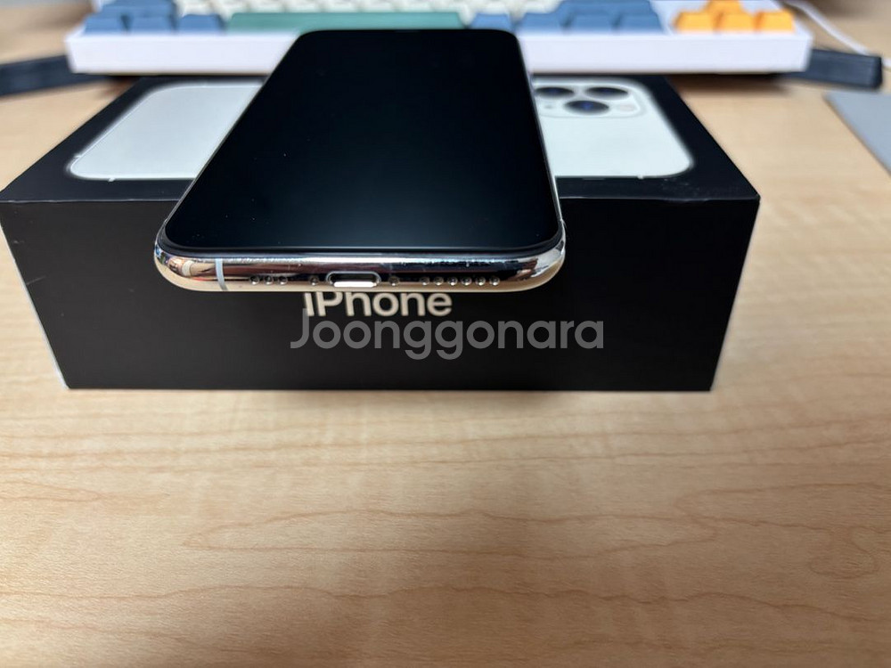 아이폰11pro64gb 실버 판매합니다.--3