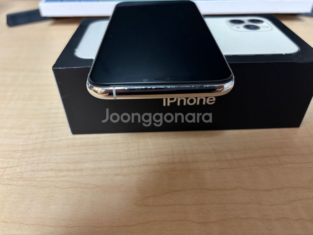 아이폰11pro64gb 실버 판매합니다.--13