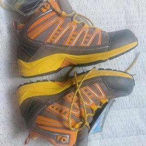 트렉스타 등산화 235mm 새상품