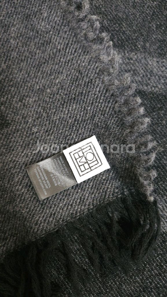 토템 모노그램 울 캐시미어 숄 다크 그레이--1