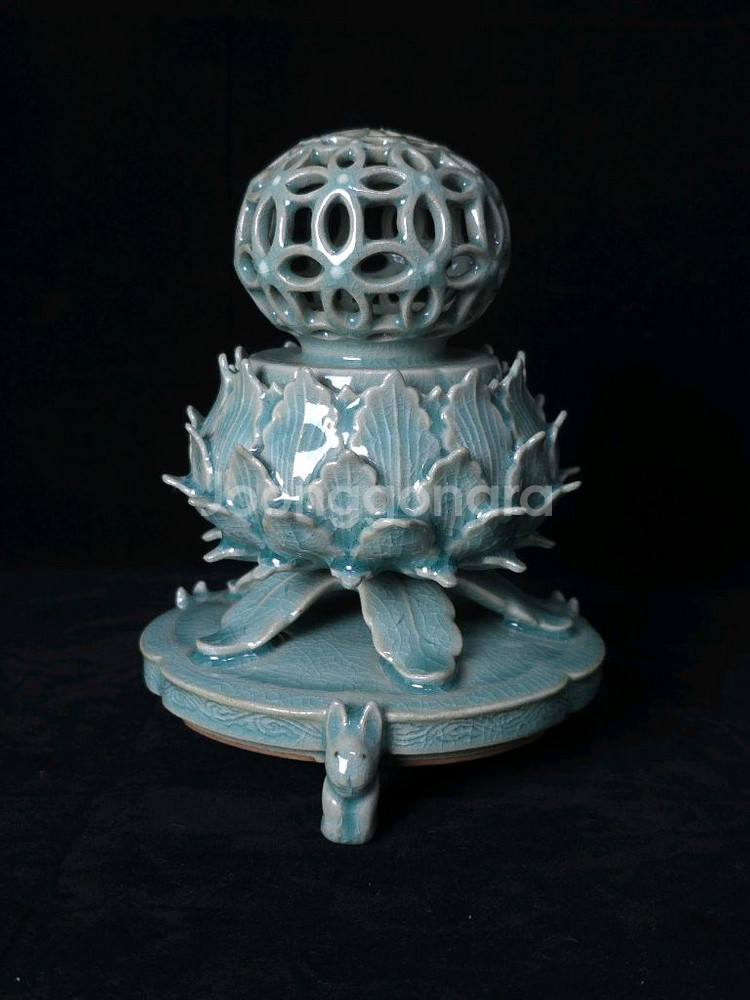 해강 유근형 청자칠보무늬투각향로--1