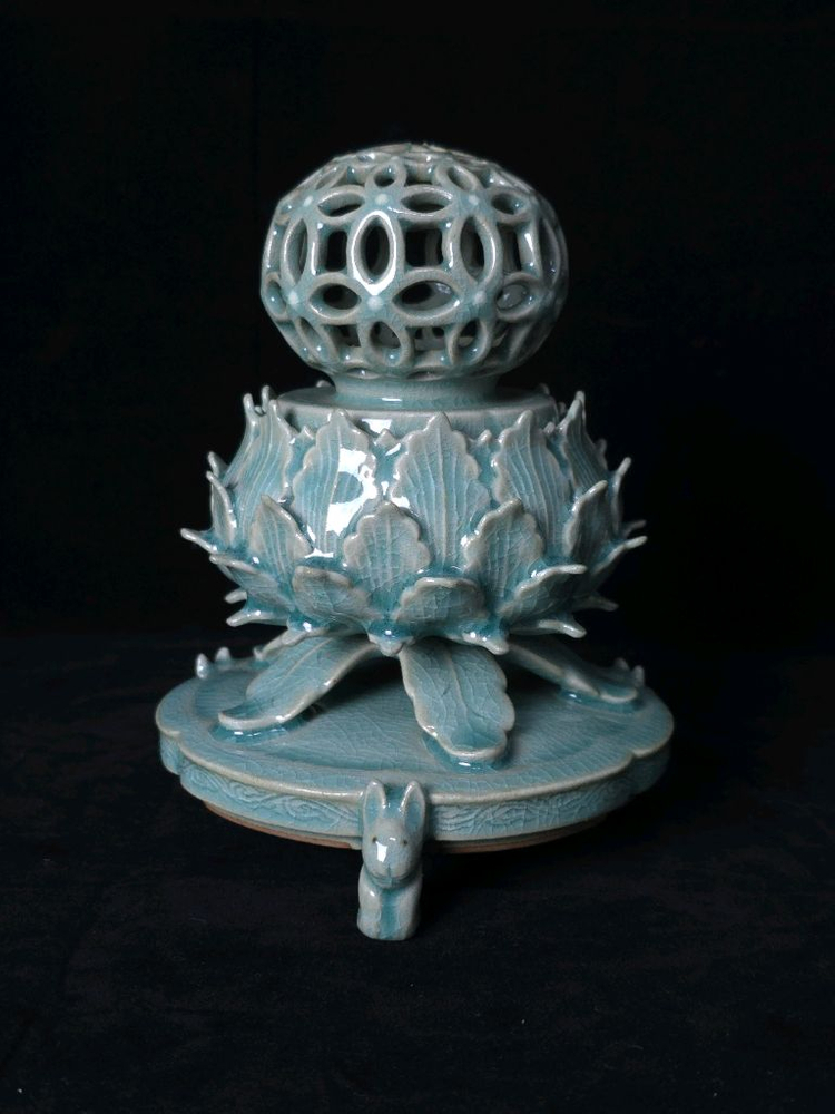 해강 유근형 청자칠보무늬투각향로 이미지