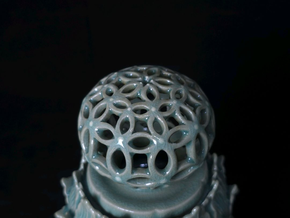 해강 유근형 청자칠보무늬투각향로 이미지