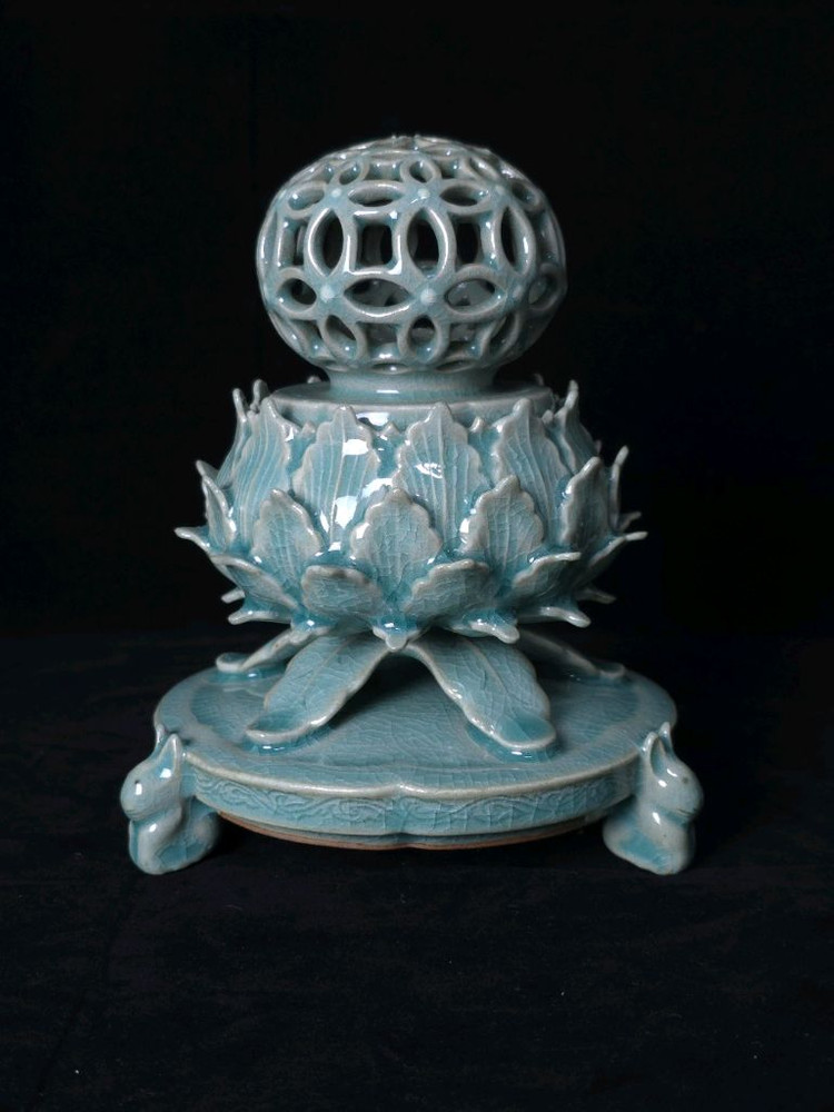 해강 유근형 청자칠보무늬투각향로 이미지