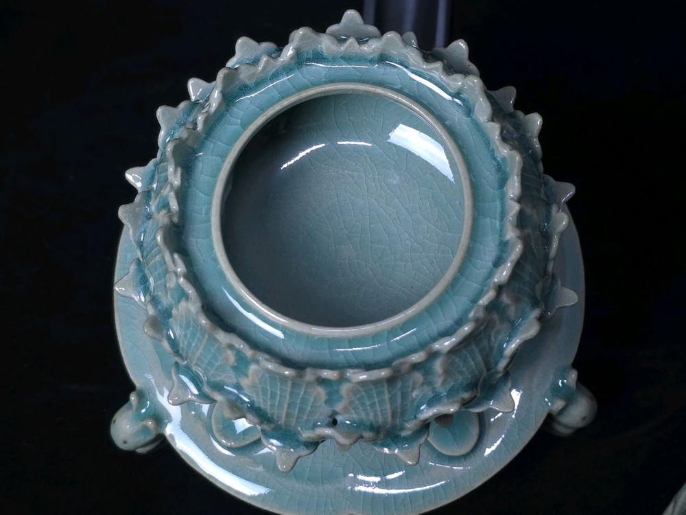 해강 유근형 청자칠보무늬투각향로 이미지