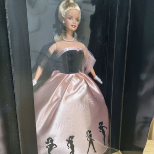 타임리스 실루엣 바비 인형