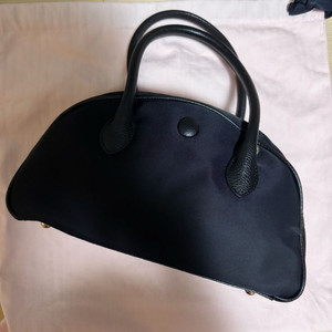 봉긋 하프문 블랙 프라다천 재질 가방 판매