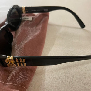 미우미우 글림스 오벌 선글라스