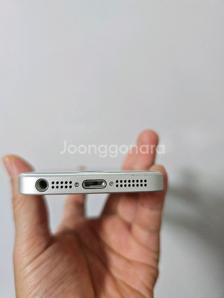 32. 아이폰 se1 64GB--1