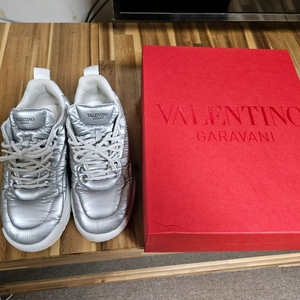 발렌티노 남성 로고 검보이 나일론 패딩 스니커즈