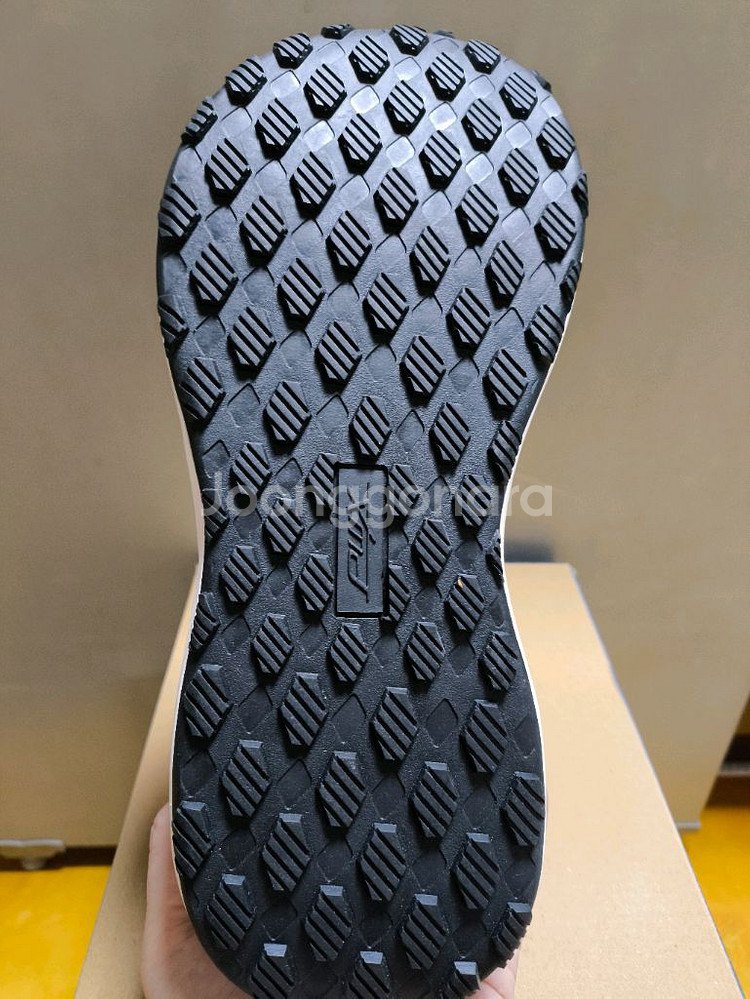 [(새상품)]발볼 넓은 특허 운동화 260 런닝화--8