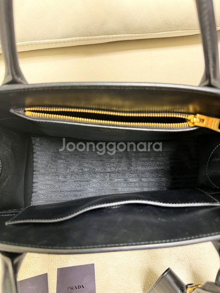 (정품)프라다 모노크롬 탑핸들 숄더백 감정서포함--6