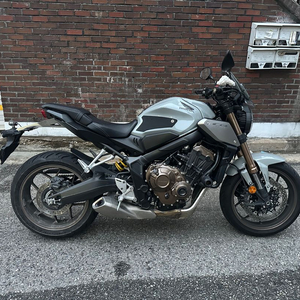 혼다 CB650R 21년식 1만키로 팝니다.