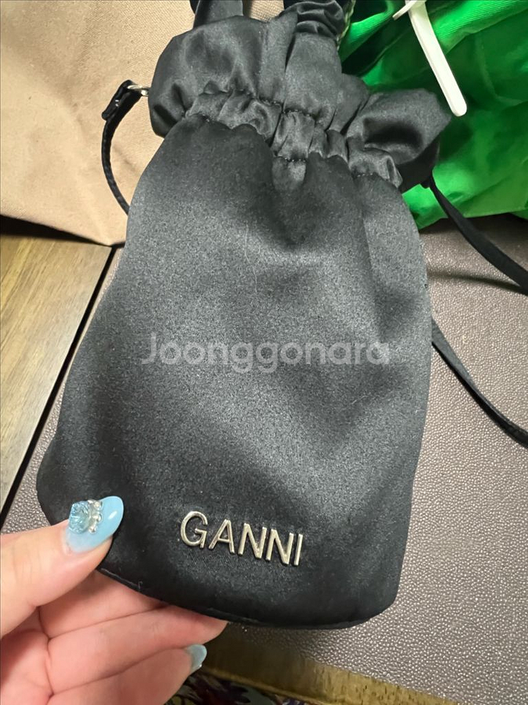 ganni 가니 러플 드로스트링 가방 블랙--2