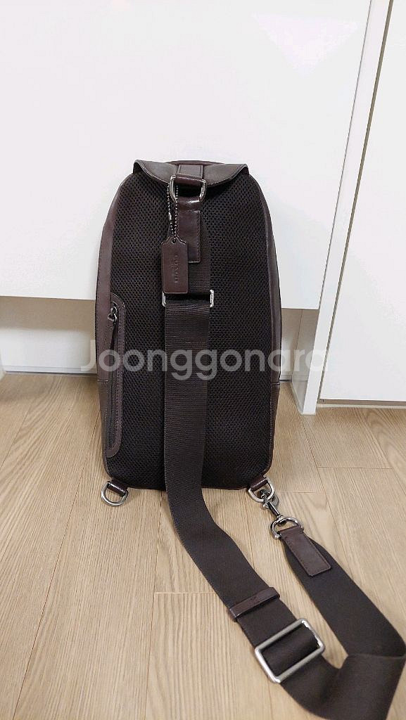 코치 가죽 슬링백--1
