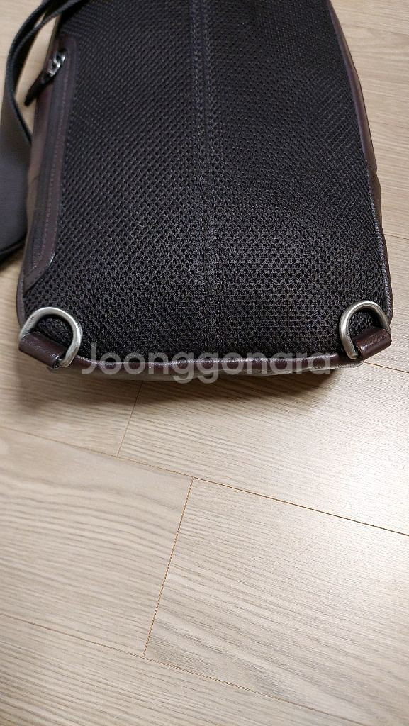 코치 가죽 슬링백--5