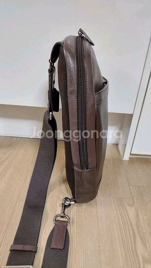 코치 가죽 슬링백--2