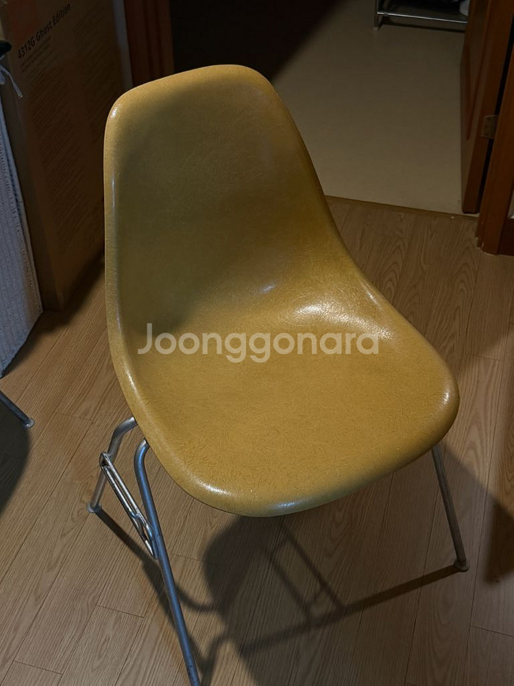 허먼밀러 임스 파이버글라스 옐로우 판매합니다--0