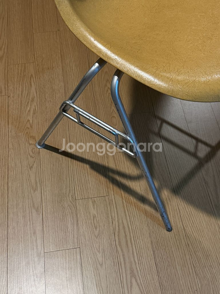 허먼밀러 임스 파이버글라스 옐로우 판매합니다--1