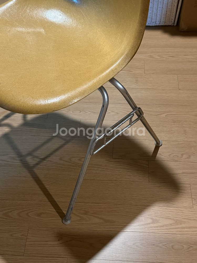 허먼밀러 임스 파이버글라스 옐로우 판매합니다--2