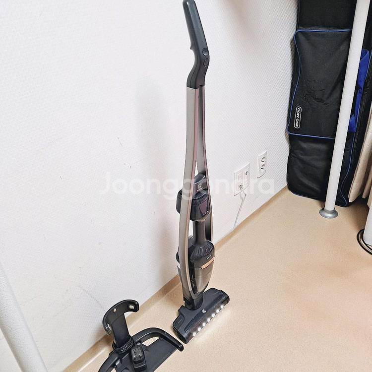 일렉트로룩스 퓨어Q9 무선청소기 새배터리 스틱+핸디형--1