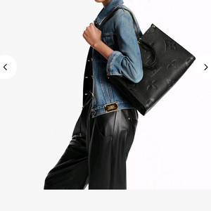 루이비통 앙프레드블랙 4번이상도 들지않은 새백입니다