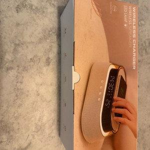 블루투스 스피커 스마트폰 충전 시계 탁상 화이트 데스크