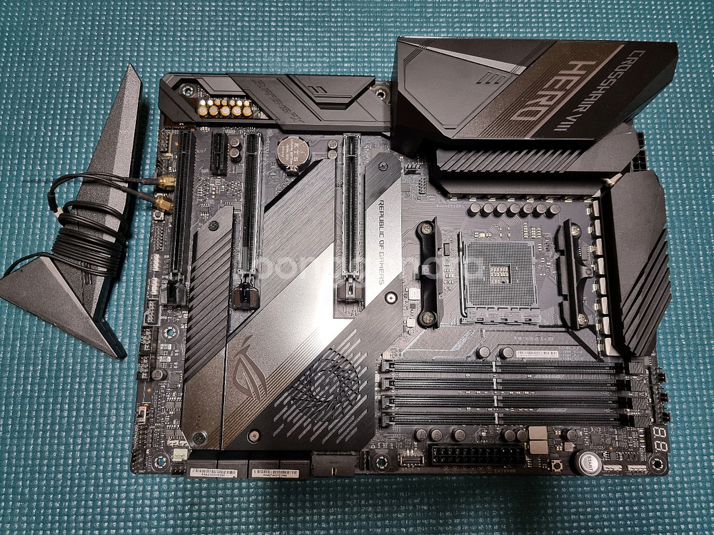 ASUS ROG CROSSHAIR VIII HERO--0