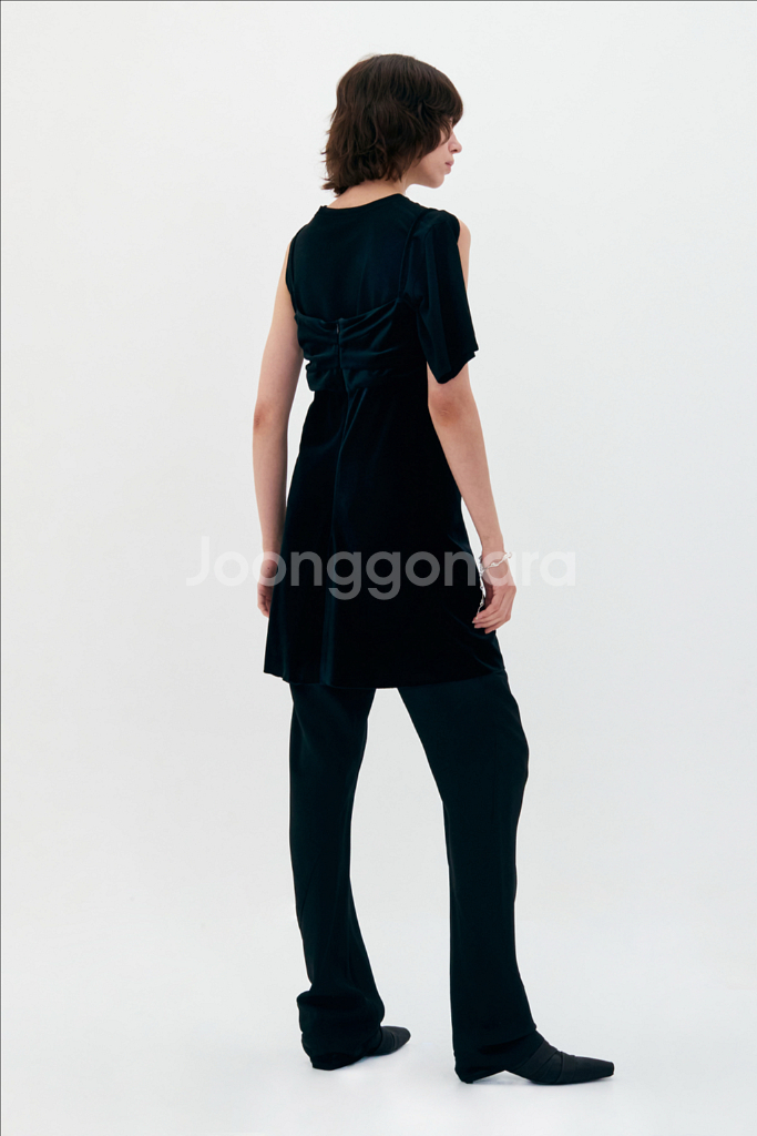 [M] 로우클래식 언발란스 슬리브 니트 블랙--1