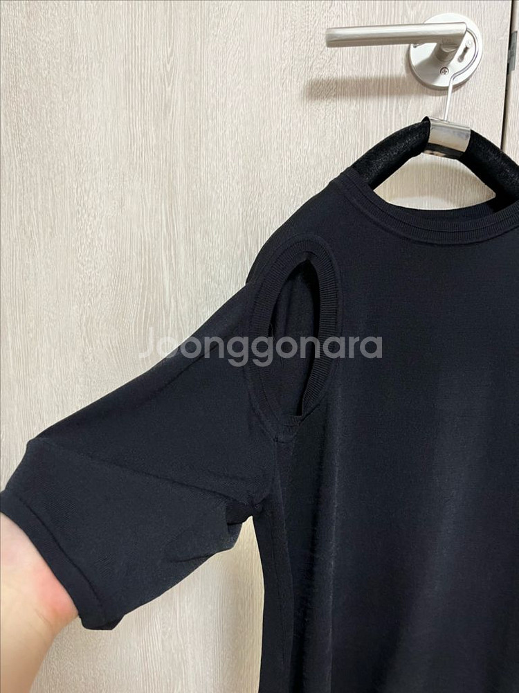 [M] 로우클래식 언발란스 슬리브 니트 블랙--8