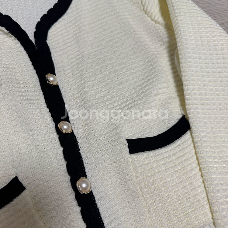 아이보리 배색 진주 가디건--1