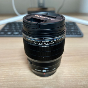 올림푸스 25mm F1.2 렌즈 팝니다.