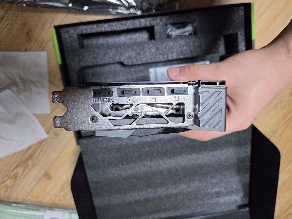 msi 지포스 RTX 5070 트라이프로져4--3