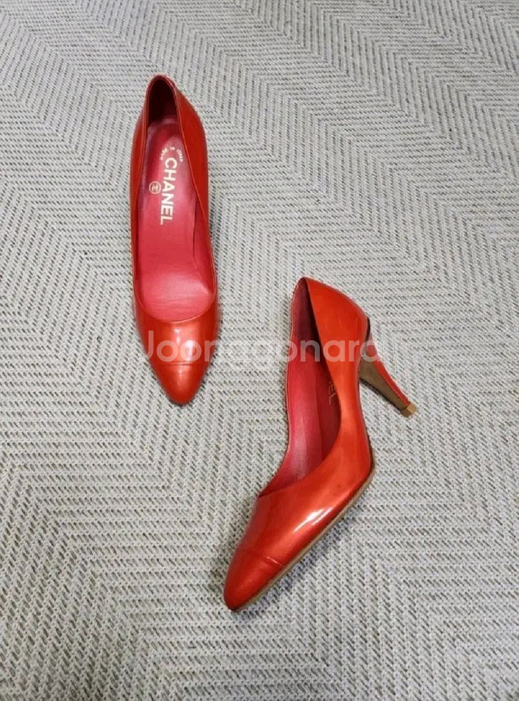 (정품) 샤넬 오렌지 페이던트 금장로고 펌프스 힐--4