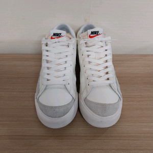 여성 나이키 블레이저 로우 플랫폼 화이트 운동화(255