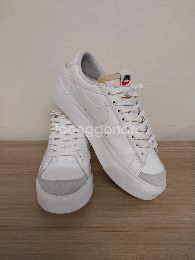 여성 나이키 블레이저 로우 플랫폼 화이트 운동화(255--1