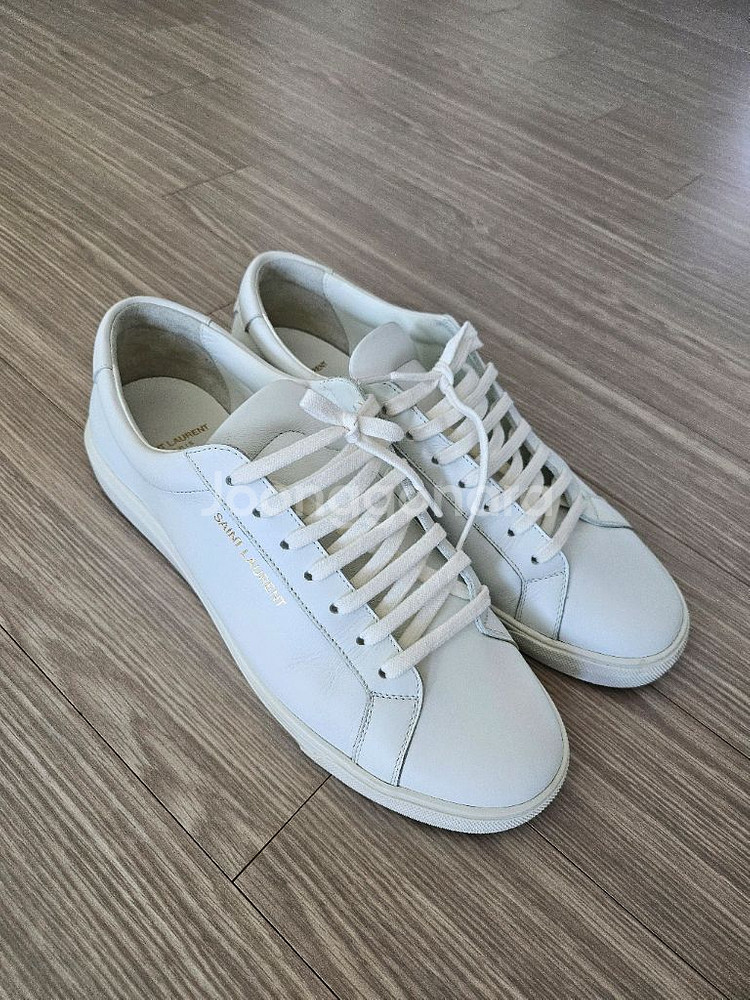 생로랑 화이트 레더 스니커즈 사이즈 42 판매합니다.--0