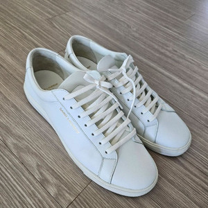 생로랑 화이트 레더 스니커즈 사이즈 42 판매합니다.