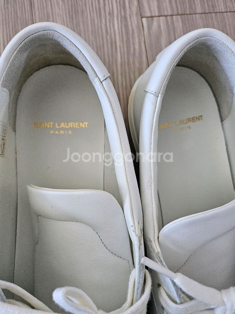 생로랑 화이트 레더 스니커즈 사이즈 42 판매합니다.--1