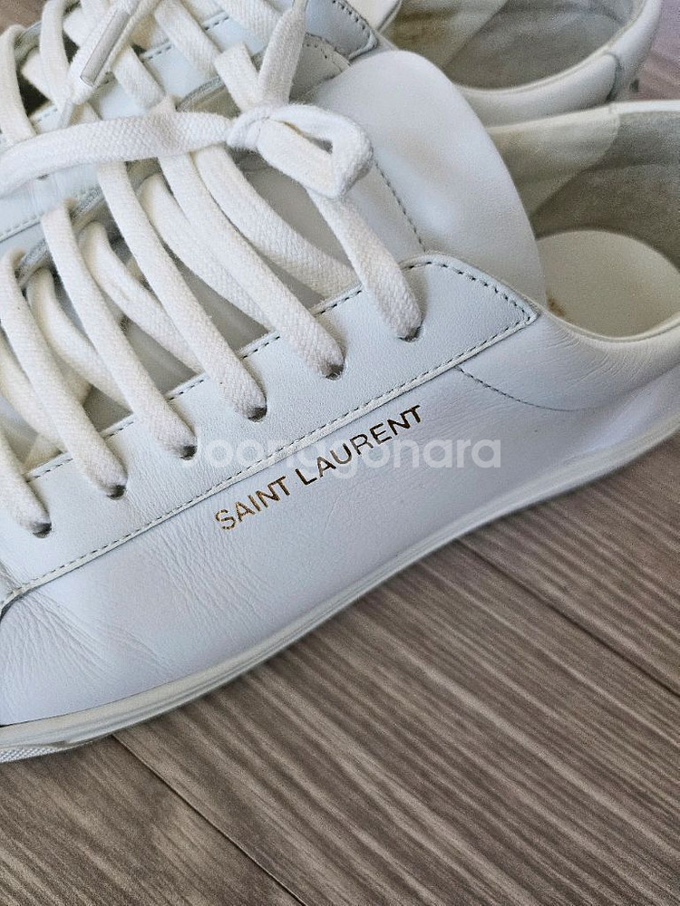 생로랑 화이트 레더 스니커즈 사이즈 42 판매합니다.--2