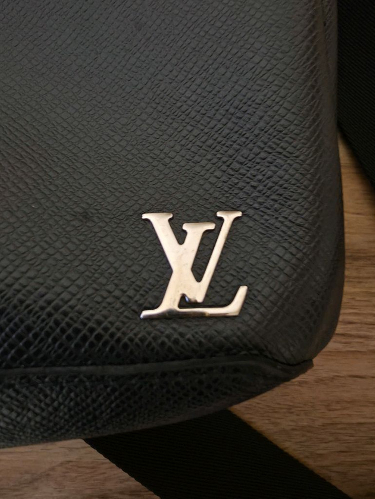 루이비통 타이가 에비뉴 슬링백(M30443) 정품--1