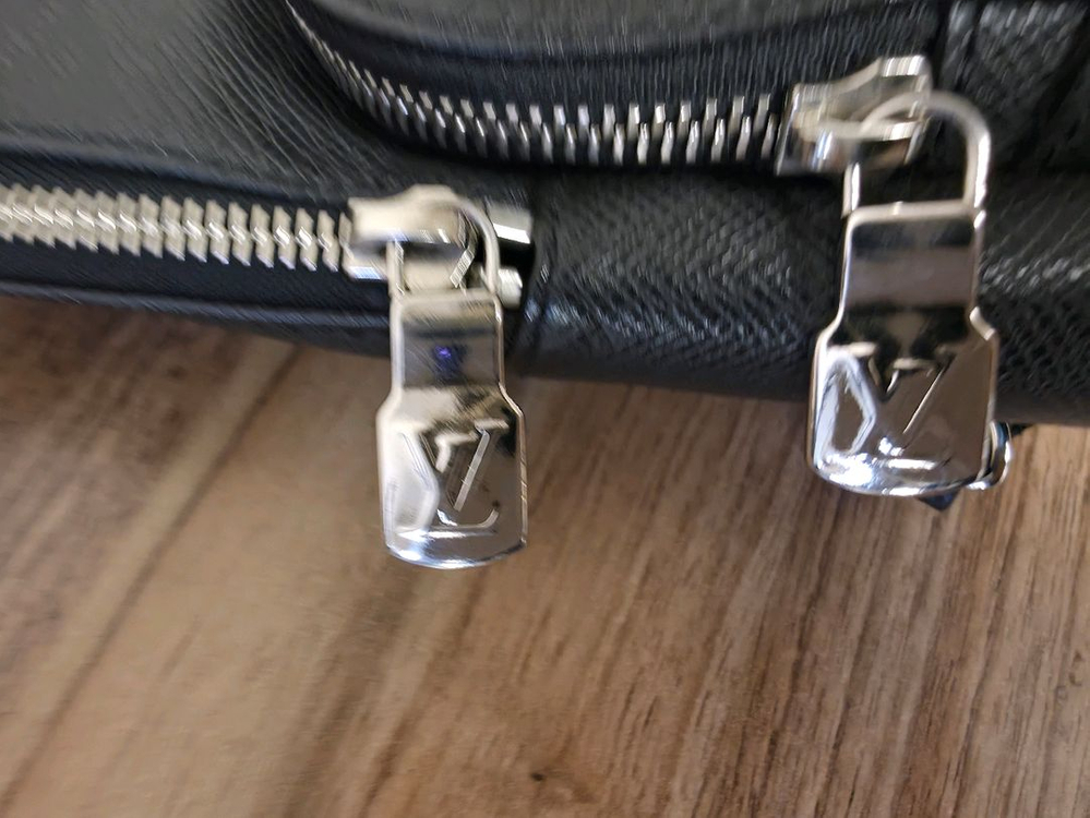 루이비통 타이가 에비뉴 슬링백(M30443) 정품--2