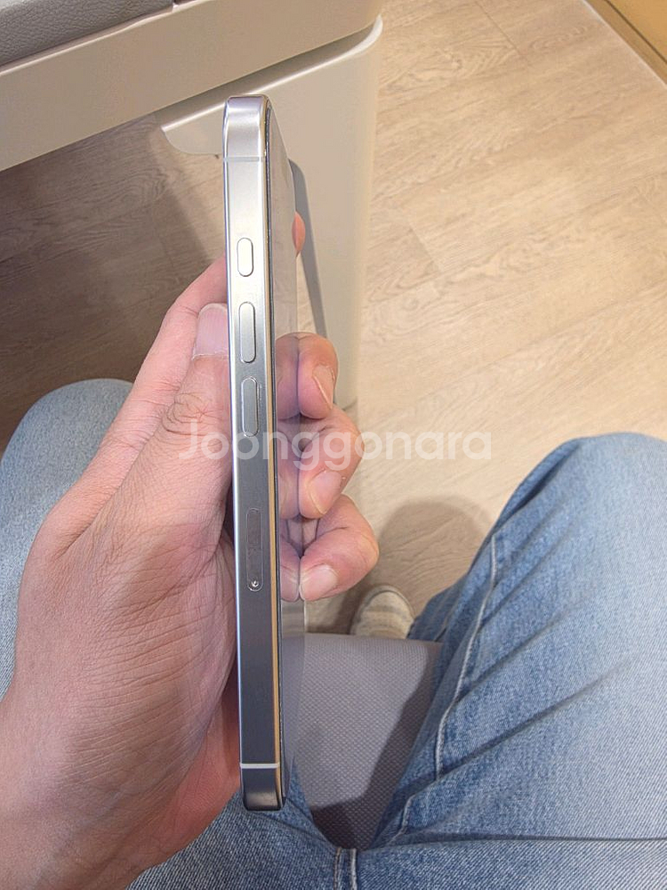 아이폰16프로 256GB 화이트 모델이에요--2