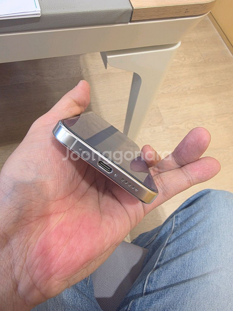 아이폰16프로 256GB 화이트 모델이에요--3