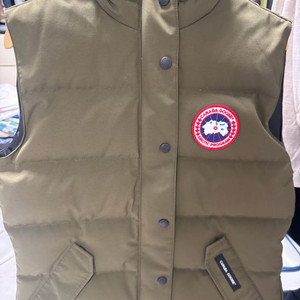캐니다구스 패딩조끼