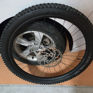 트렉 로스코8 순정 앞 타이어 및 림 팝니다. 본트레거 이미지