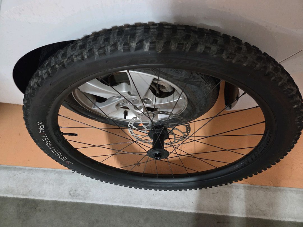 트렉 로스코8 순정 앞 타이어 및 림 팝니다. 본트레거 이미지