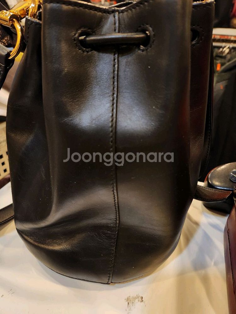 알렉산더왕 블랙 가죽 스터드 버킷백--3