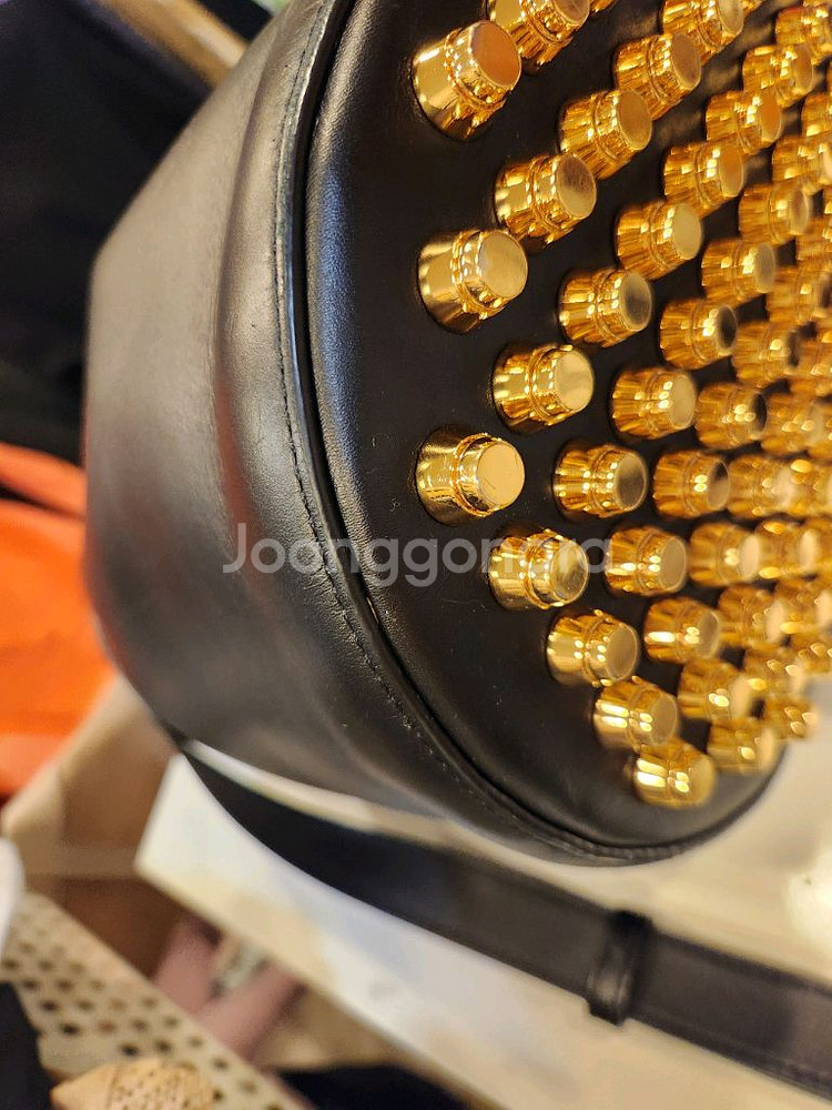 알렉산더왕 블랙 가죽 스터드 버킷백--5