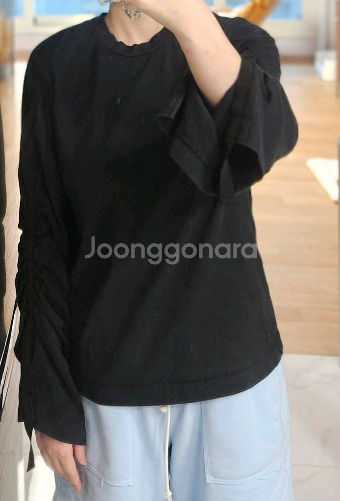 제평 유명한 핑크 플라밍고 소매 셔링 블랙 티셔츠--0